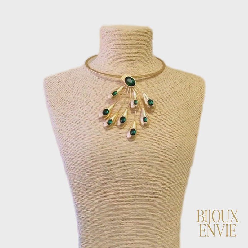 Short Sculpted Pendant Necklace | Vintage | Emerald Green