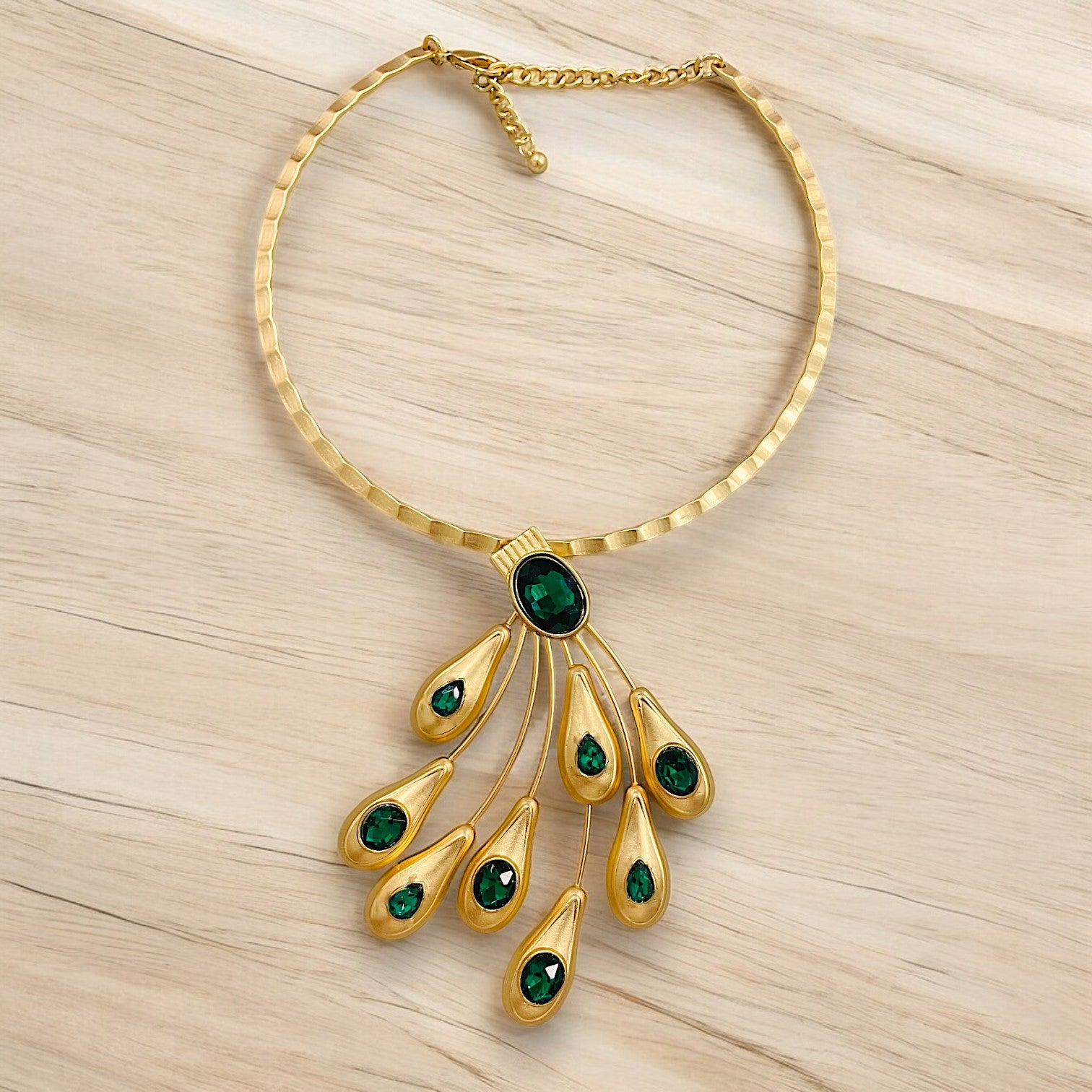 Short Sculpted Pendant Necklace | Vintage | Emerald Green